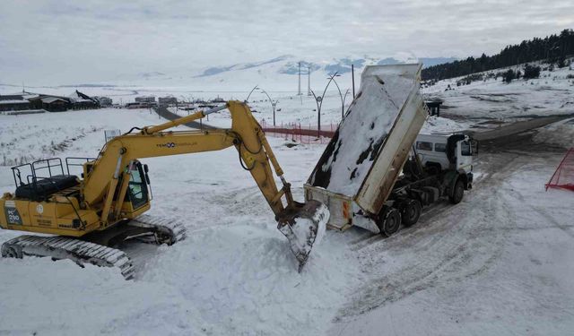Sarıkamış'ta asker heykellerin yapımı için kar taşınıyor