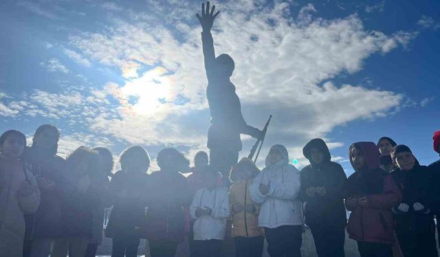 Sarıkamış'ta genç yürekler donan umutları ısıttı