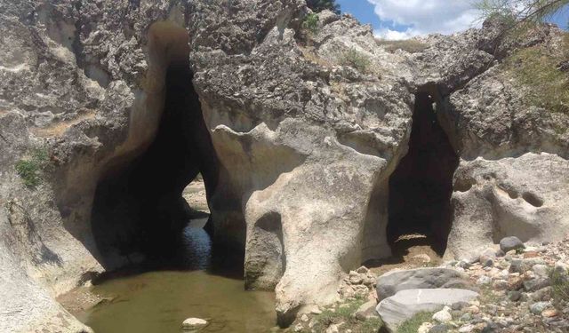 Selendi'de antik 'Delikli Bent' keşfedilmeyi bekliyor