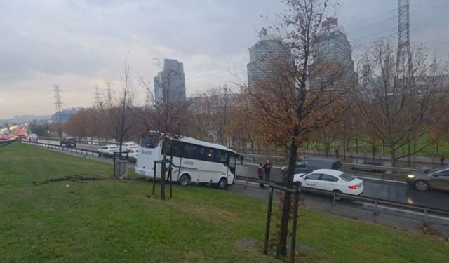 Servis minibüsü yoldan çıktı, bariyerleri aşıp yeşillik alana uçtu