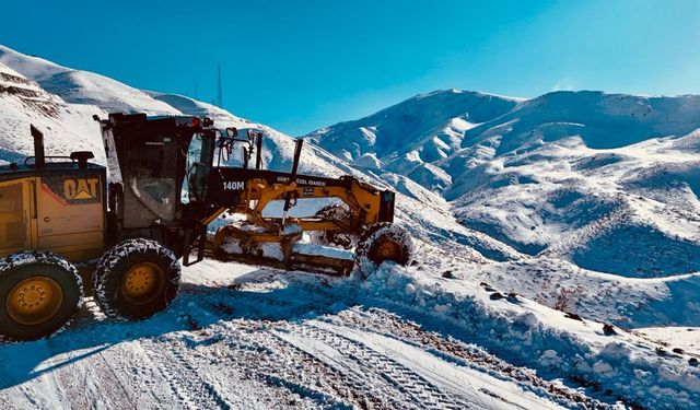 Siirt'te 10 köyün ulaşımını sağlayan yol kardan kapandı
