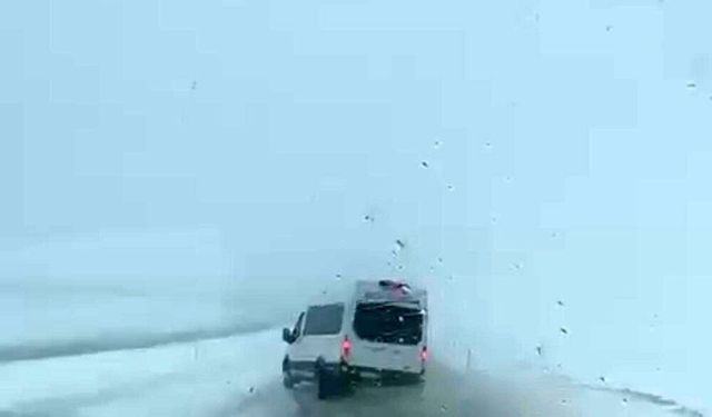 Siirt'te minibüsün kıl payı atlattığı kaza kamerada