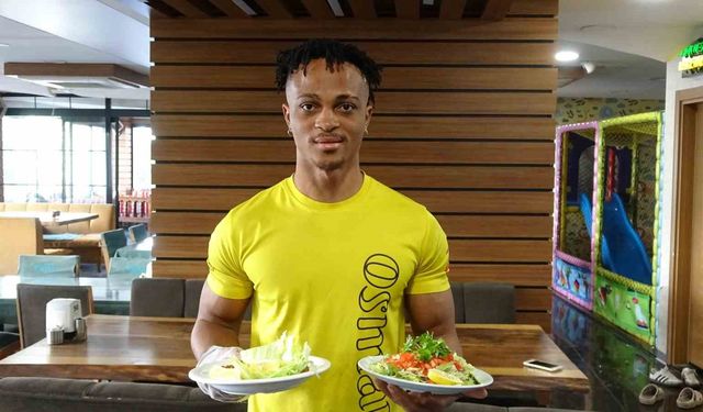 Siirt'te yemek servisleri Nijeryalı Micheal'den