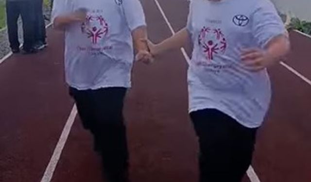 Silivri'de yürekleri ısıtan görüntü: Özel eğitim öğrencisi yarışı bıraktı, arkadaşını bekledi