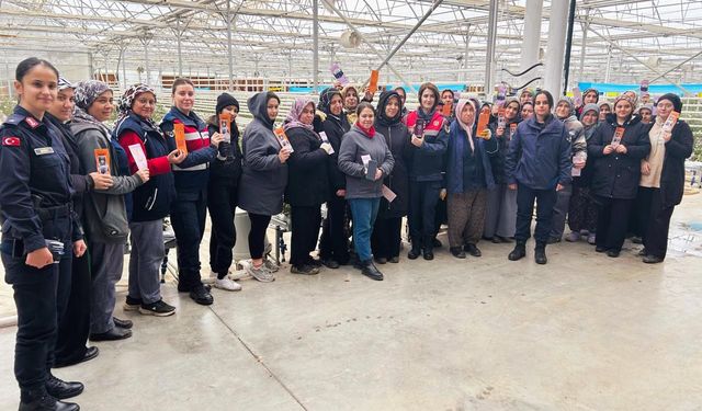 Simav'da sera çalışanı 54 kadına KADES tanıtıldı