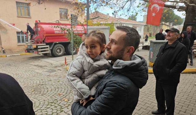 Sındırgı'da evlerinin yıkılışını hüzünlü gözlerle izlediler