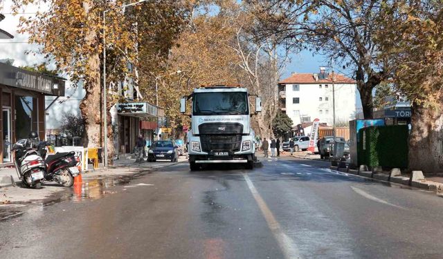 Sındırgı'da hasarlı binaların yıkımı sonrası temizlik çalışmaları sürüyor