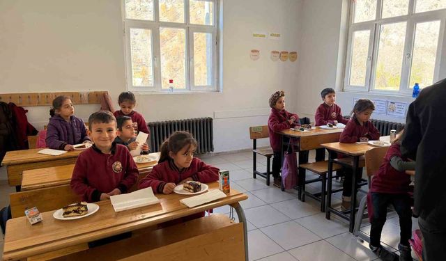 Sınırdaki öğrencilere pasta sürprizi