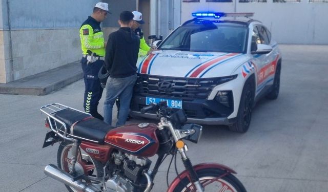 Sinop'ta trafiği tehlikeye atan motosikletli yakalandı