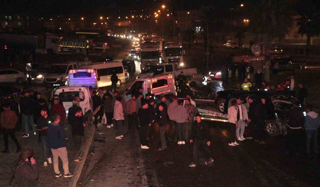 Şırnak'ta freni boşalan vinç 6 araca çarptı: 7 yaralı