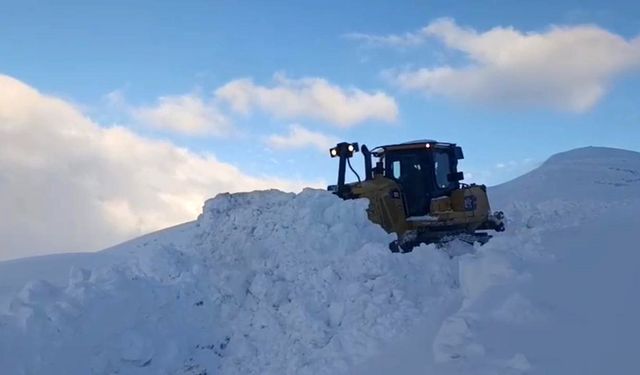 Şırnak'ta kar esareti devam ediyor, ekipler eksi 20 derecede çalışıyor