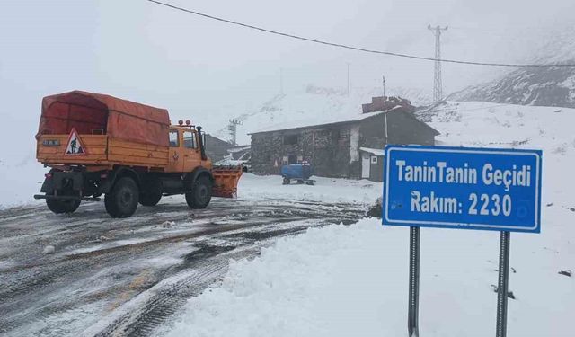Şırnak'ta karlı yollar açılıyor
