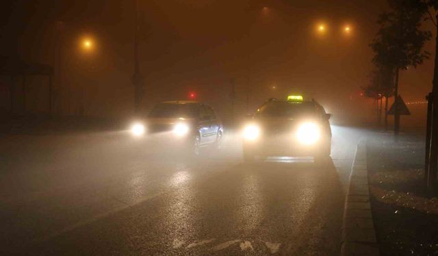 Sivas yoğun sise gömüldü, araçlar görünmez hale geldi