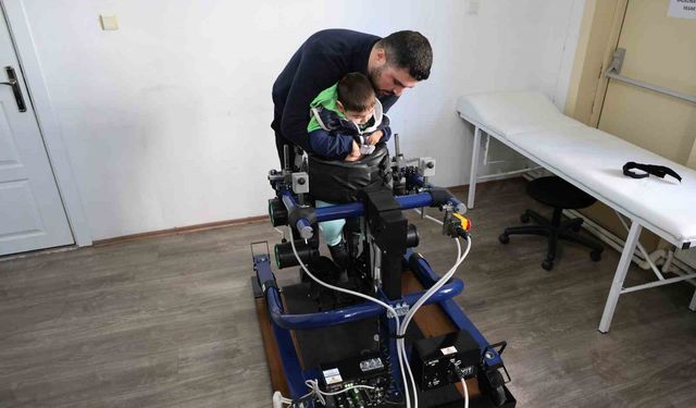 Sivas'ın ilk ve tek mobil yürüme robotu yürüme güçlüğü çeken çocuklara umut oluyor