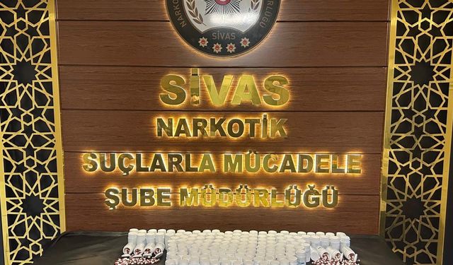 Sivas'ta gerçekleşen narkotik operasyonda 8 bin sentetik ecza ele geçirildi.
