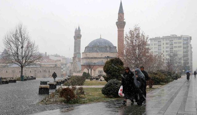 Sivas'ta kar yağışı etkili oldu, kartpostallık görüntüler oluştu