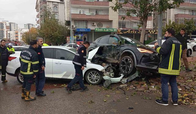 Siverek'te otomobiller çarpıştı: 2 yaralı