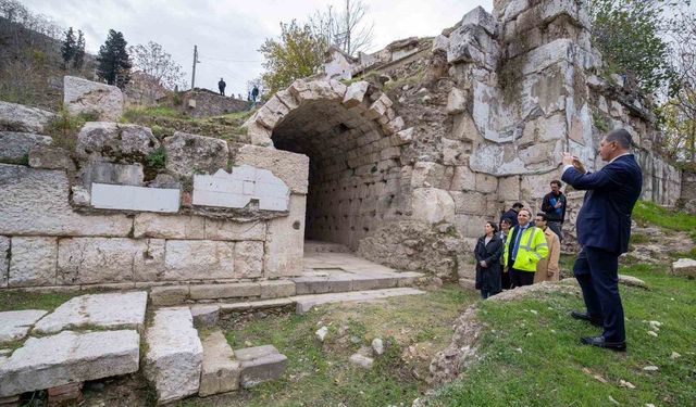 Smyrna Tiyatrosu gün yüzüne çıkıyor