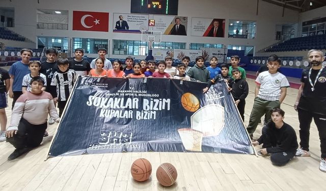 Sokak basketbolu Hakkâri'de nefes kesti