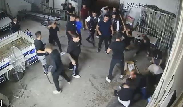 Sopa, kürek ve av tüfekli meydan savaşını andıran kavga kamerada