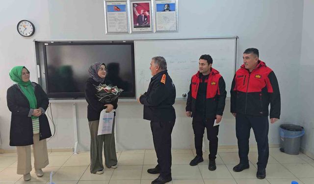 Sorgun Belediyesi İtfaiyesi, kendilerine mektup yazan Belinay'a okulunda sürpriz yaptı