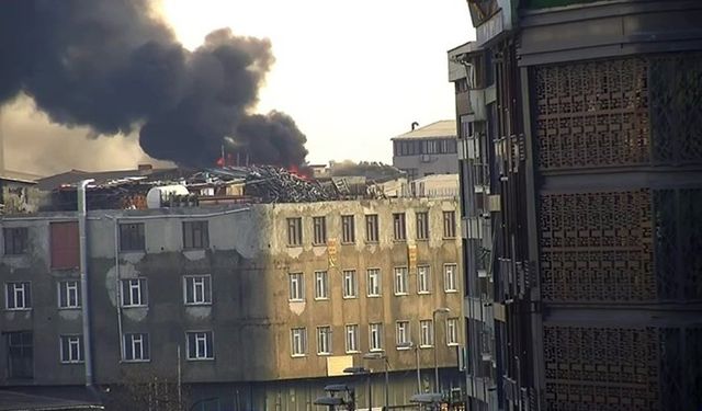 Sultangazi Cebeci Mahallesi'nde bir binanın çatısında yangın çıktı. Can pazarının yaşandığı yangına itfaiye ekipleri müdahale ederken, bölgeye çok sayıda ekip sevk edildi.