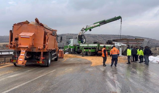 TAG Otoyolu'nda yanan tırlar kaldırıldı, yol trafiğe açıldı