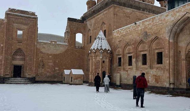 Tarihi İshak Paşa Sarayı beyaza büründü