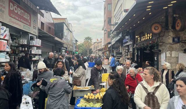 Tarihi Kemeraltı Çarşısı'nda yılbaşı yoğunluğu