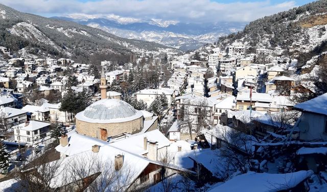 Tarihi osmanlı kasabasında kış güzelliği