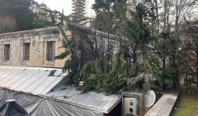 Tarihi Sultanahmet Camisinin altındaki çarşıda yangın çıktı