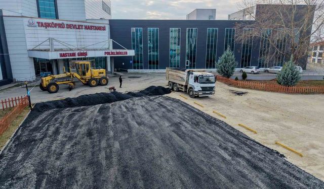 Taşköprü Belediyesi hastane otoparkını sıcak asfaltla buluşturdu