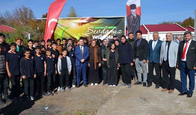 Tatvan'da okul bahçeleri fidanlarla yeşilleniyor