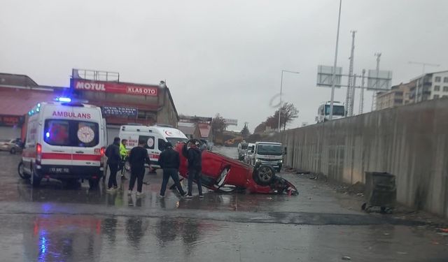 Tatvan'da otomobil köprülü kavşaktan uçtu: 2 yaralı