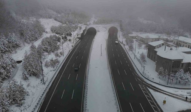 TEM'in Bolu geçişinde kar yağışı etkili oluyor