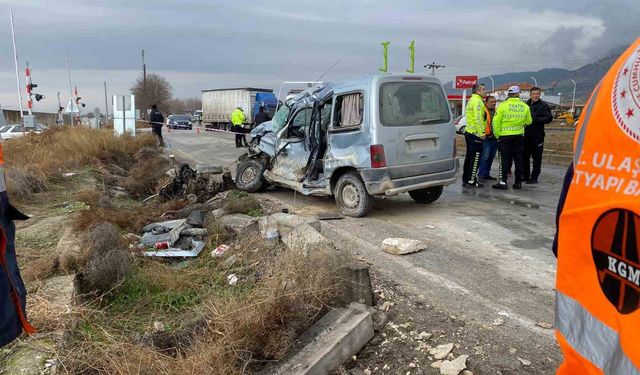 Tır ile hafif ticari aracın çarpıştığı kazada yaşlı adam hayatını kaybetti