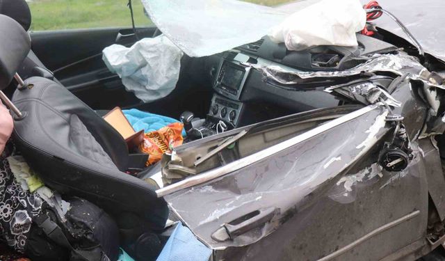 Tıra arkadan çarpan araç kağıt gibi ezildi: 1 ölü, 1 yaralı