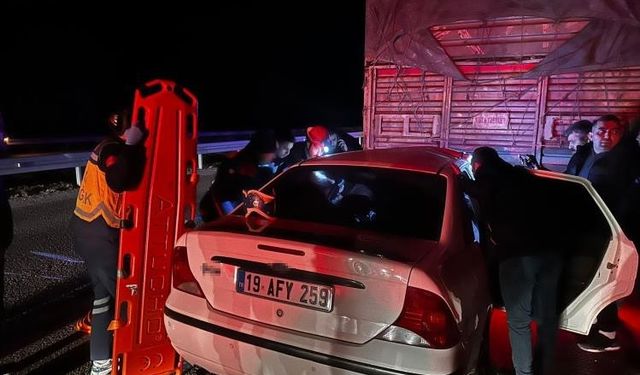 Tıra çarpan otomobil hurdaya döndü: 1 ölü