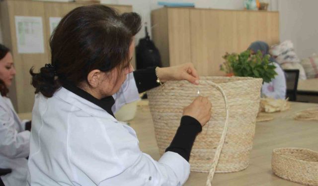 Topraktan gelen miras tasarımla buluştu: Mısır kabuğu kadınların elinde hayat buluyor