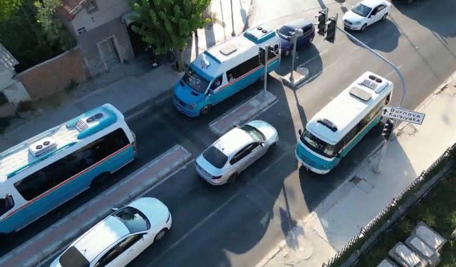Trafikten kaçan dolmuş şoförü 200 metre ters şeritte gitti