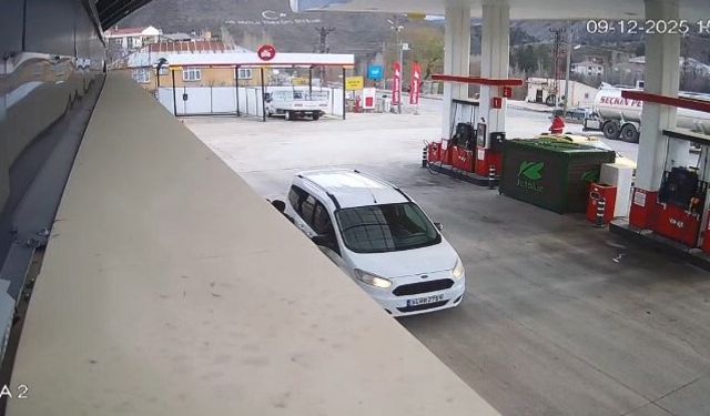 Tunceli'de 4.2'lik deprem anı güvenlik kamerasına yansıdı