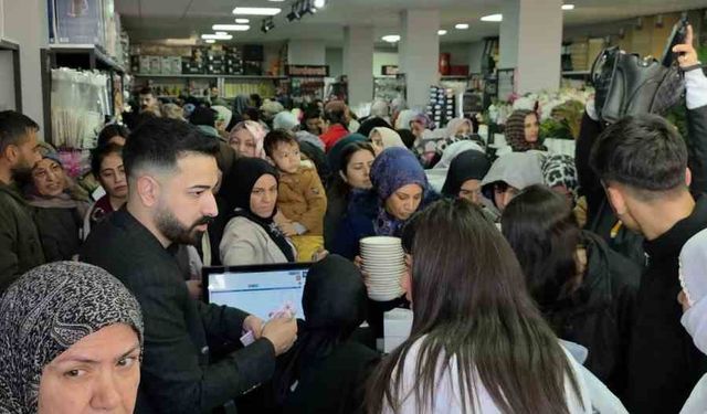 Ucuzu gören kadınlar ezilme tehlikesi atlattı