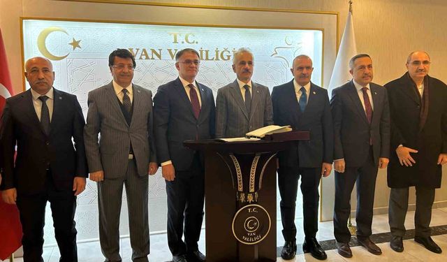 Ulaştırma ve Altyapı Bakanı Uraloğlu, Van'a geldi