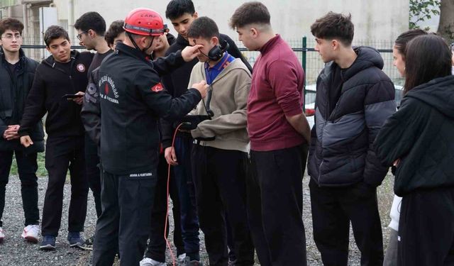 Ümraniye Belediyesi'nden liselerde arama kurtarma eğitimi