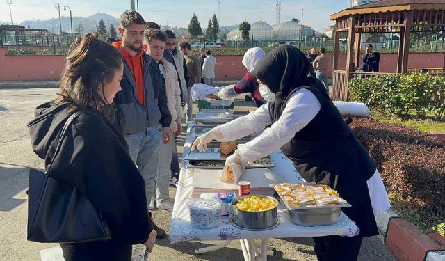 Üniversite öğrencileri hamsi festivaliyle moral depoladı