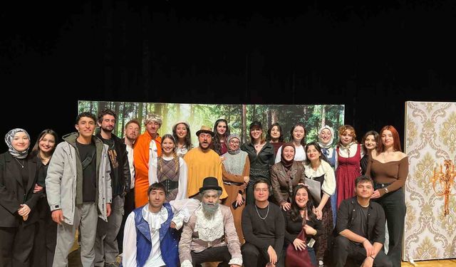 Üniversiteli gençlerin 'Zoraki Hekim' oyunu ayakta alkışlandı