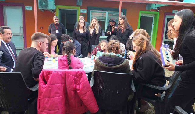 Üniversiteliler, engelli gençleri sevindirdi