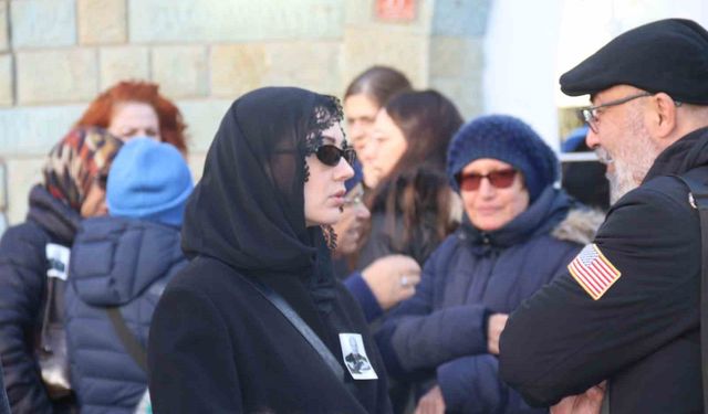 Ünlü oyuncu Burcu Özberk'in dedesi son yolculuğuna uğurlandı