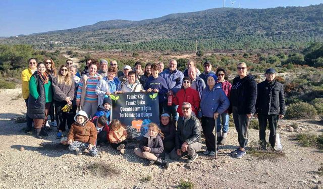 Urla'da yanan orman için umut yeşerdi: 500 meşe palamudu toprakla buluştu