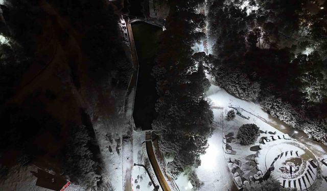 Uşak'ta mevsimin ilk karı yağdı: Beyaza bürünen kent böyle görüntülendi